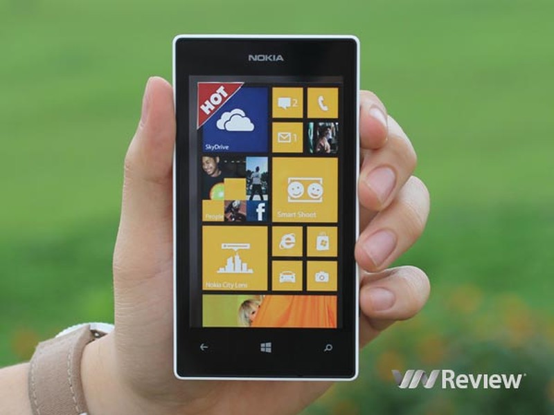 Lumia 520 (giảm 500.000 đồng, hiện còn 3 triệu đồng). Lumia 520 là smartphone giá rẻ bán rất chạy của Nokia, vừa được giảm giá từ 3,49 triệu đồng xuống còn 3 triệu đồng. Sở dĩ Nokia giảm giá mạnh điện thoại này là để chào đón Lumia 525, phiên bản thay thế Lumia 520 dự kiến sẽ ra mắt thị trường Việt Nam trong tháng 12 này. Chiếc Lumia 525 được nâng cấp RAM lên 1GB, gấp đôi so với sản phẩm tiền nhiệm Lumia 520.